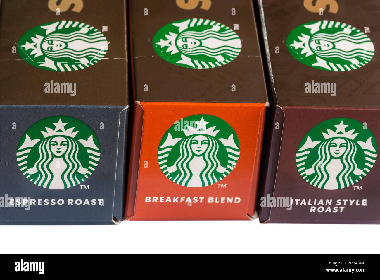 Starbucks Logo auf Kartons mit Starbucks Kaffeekapseln von Nespresso – Breakfast Blend, Espresso Roast, Italian Style Roast Stockfoto