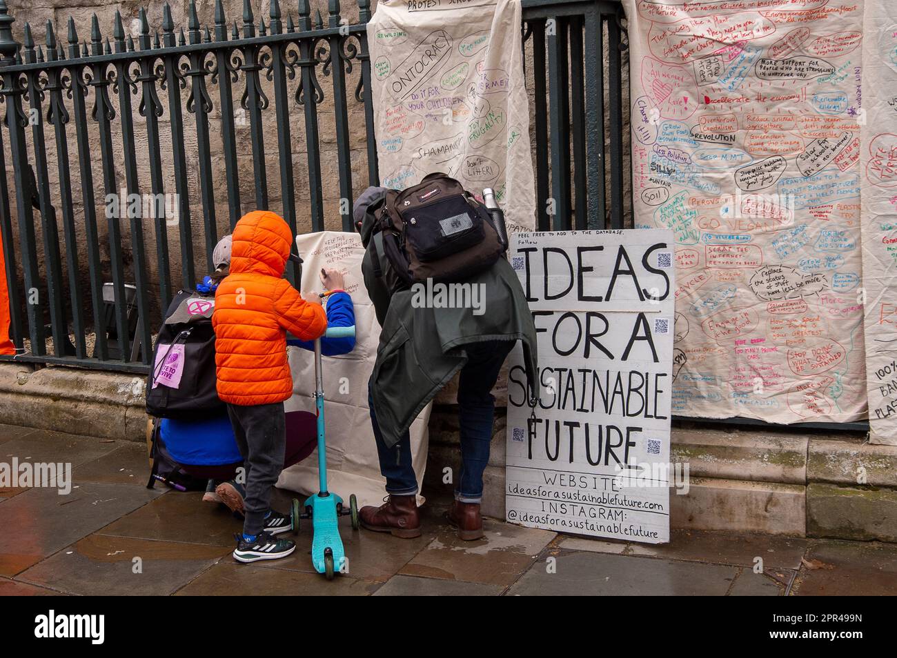 Westminster, London, Großbritannien. 23. April 2023. Demonstranten hinterlassen ihre Ideen für eine nachhaltige Zukunft. Tausende Aussterbende Rebellion-Demonstranten waren zusammen mit Mitgliedern fast 200 Wohltätigkeitsorganisationen am Tag des London Marathons in London, um Mitglieder der Öffentlichkeit am dritten Tag des Aussterbens zu erreichen. Rebellion, Unite to Survival, The Big One. XR fordert die Regierung auf, keine weiteren Lizenzen für die Förderung fossiler Brennstoffe zu erteilen und dringend Maßnahmen gegen die Klimakrise zu ergreifen. Kredit: Maureen McLean/Alamy Stockfoto