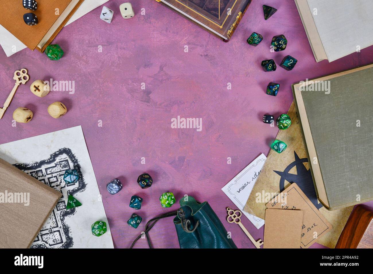 Tischrollenspiel flach liegender Hintergrund mit bunten Rollenwürfeln, Regelbüchern, Kerkerkerkarte Stockfoto