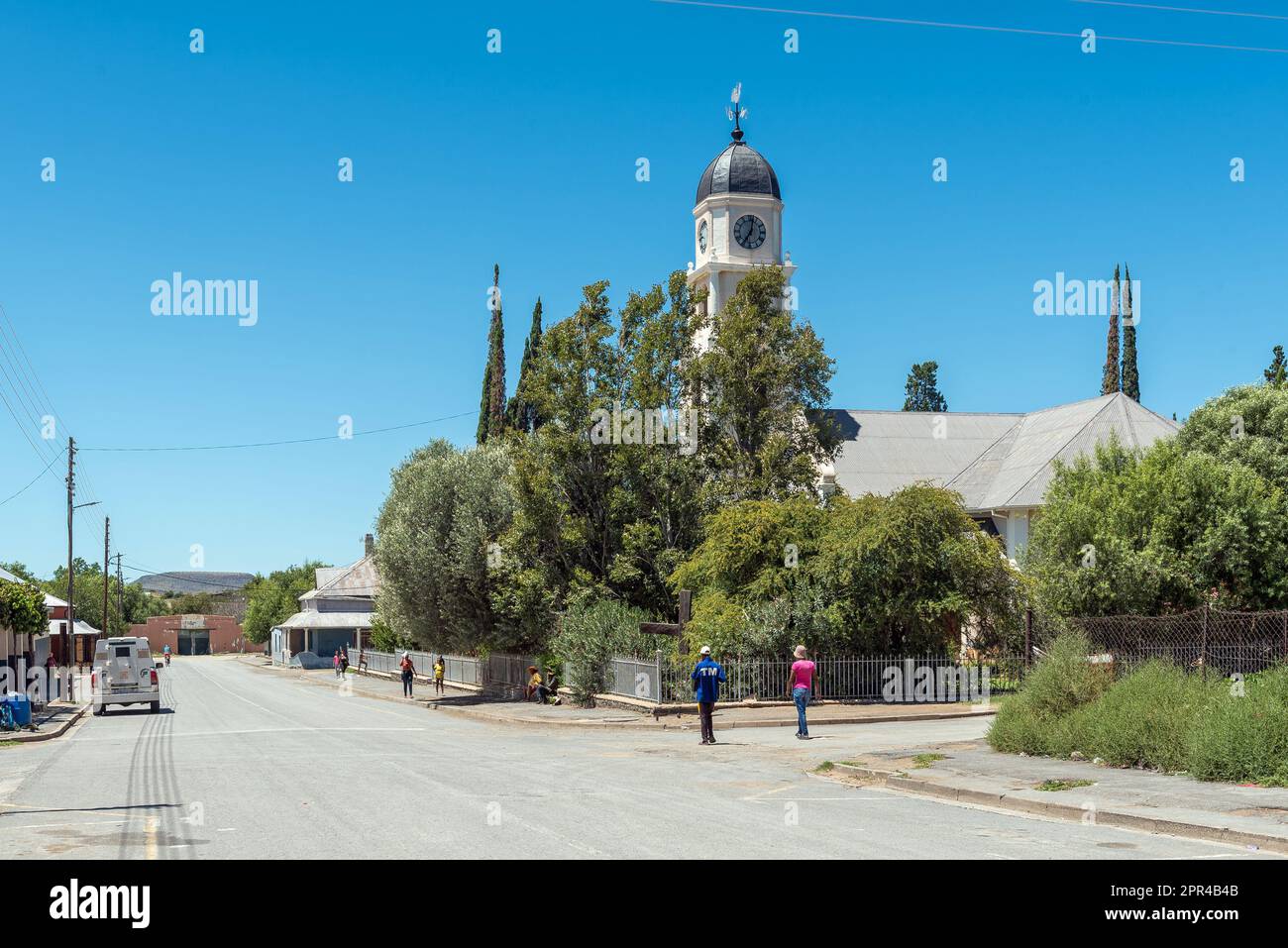 Petrusville, Südafrika - 21. Februar 2022: Eine Straßenszene mit der niederländischen Reformierten Kirche und den Menschen in Petrusville in der Provinz Nordkap Stockfoto