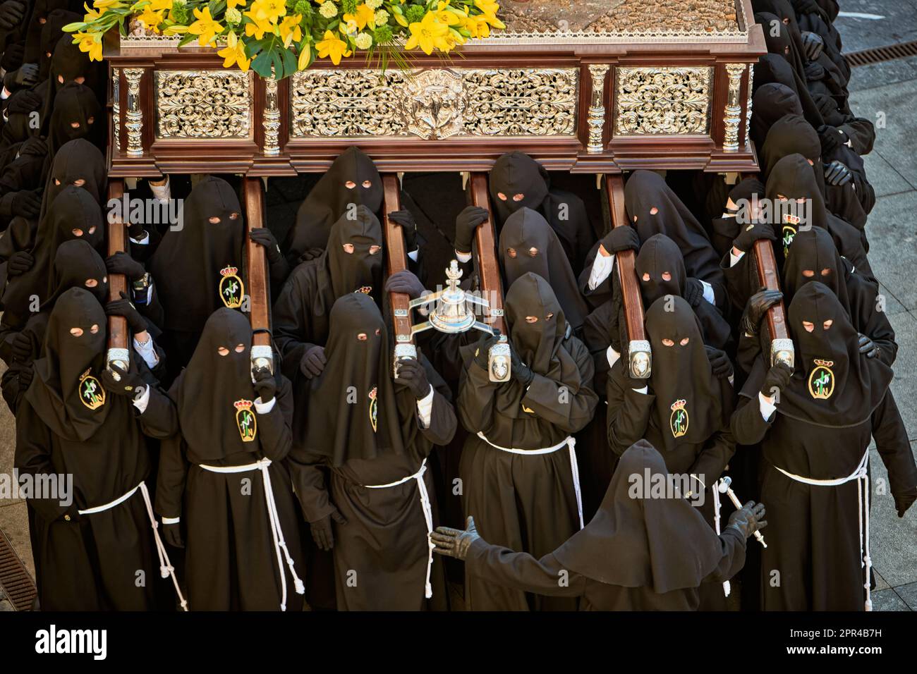 Eine Gruppe schwarzer Mönche mit Kapuze, die einen Leichensattel in Astorga, Castilla y Leon, Spanien, tragen Stockfoto