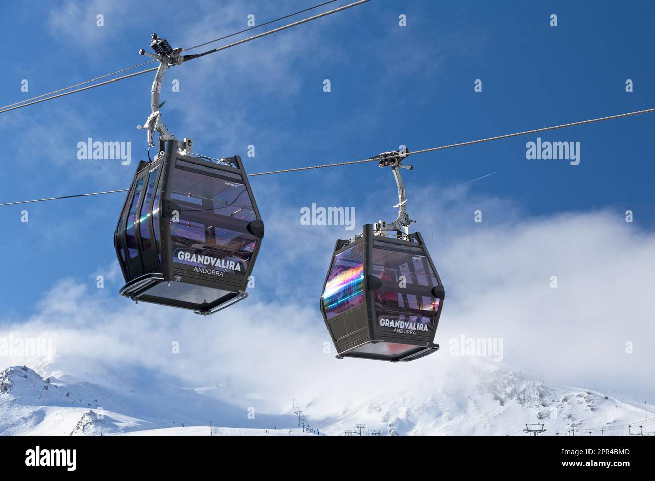 Pas de la Casa, Andorra, Dezember 02 2019: Seilbahnen auf der Skipiste von Grandvalira, dem größten Skigebiet in den Pyrenäen und Südeuropa Stockfoto
