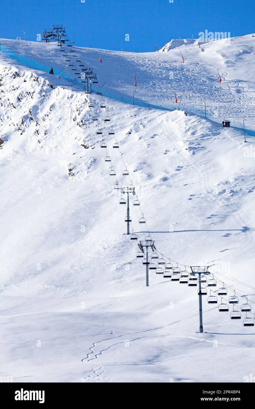 Der Skilift fährt von der Costa Rodona in Pas de la Casa zum Gipfel der schneebedeckten Berge von Grandvalira. Stockfoto