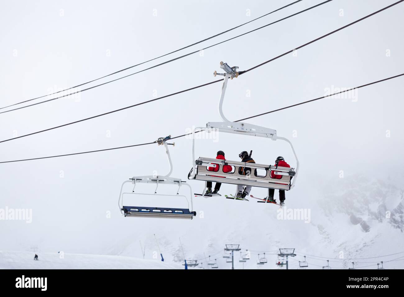 Pas de la Casa, Andorra, Dezember 02 2019: Tree Ski-Fahrer des Skilifts der Skipiste von Grandvalira, dem größten Skigebiet in den Pyrenäen und Sou Stockfoto