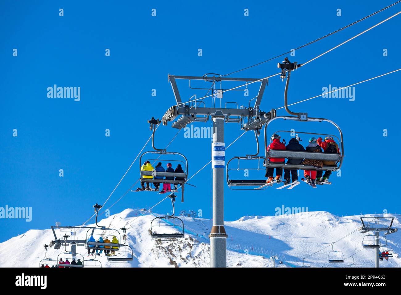 Pas de la Casa, Andorra, 07. Dezember 2019: Baumskifahrer des Skiliftes der Skipiste von Grandvalira, dem größten Skigebiet der Pyrenäen und Sou Stockfoto