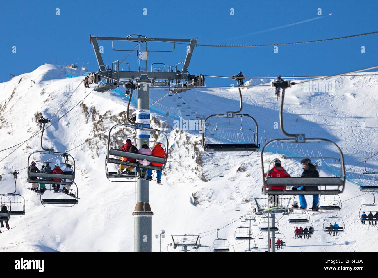 Pas de la Casa, Andorra, Dezember 02 2019: Skifahrer nutzen den Skilift, um die Skipiste von Grandvalira zu erreichen, dem größten Skigebiet in den Pyrenäen an Stockfoto