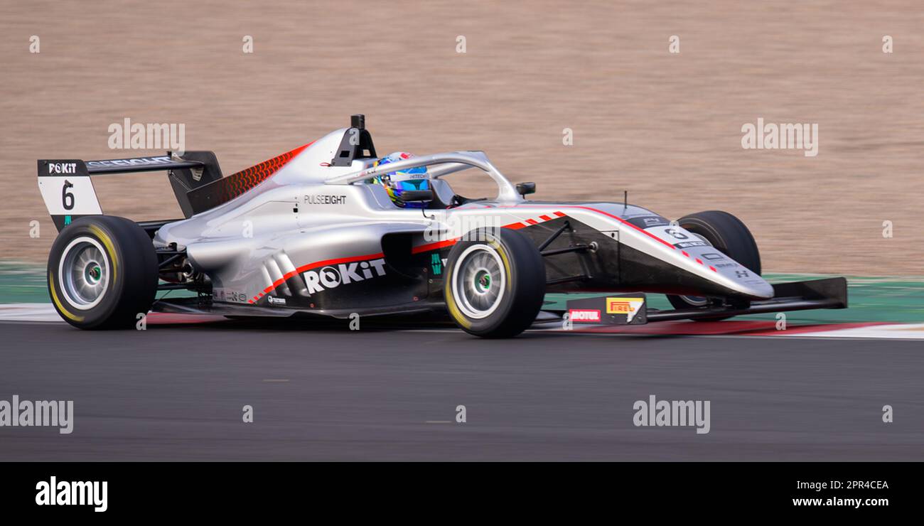 ROKIT Britische F4-Meisterschaft – Silber und Schwarz Auto Nummer 6.jpg Stockfoto