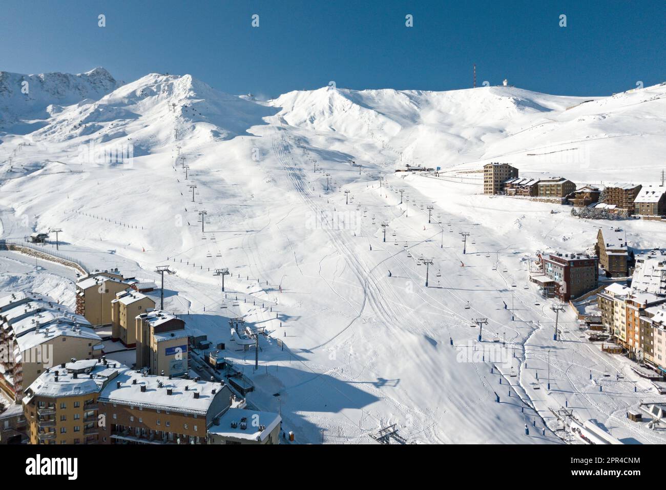 Pas de la Casa, Andorra - 15 2019. November: Die Skilifte auf dem Weg zum Gipfel der schneebedeckten Berge von Grandvalira aus der Vogelperspektive. Stockfoto