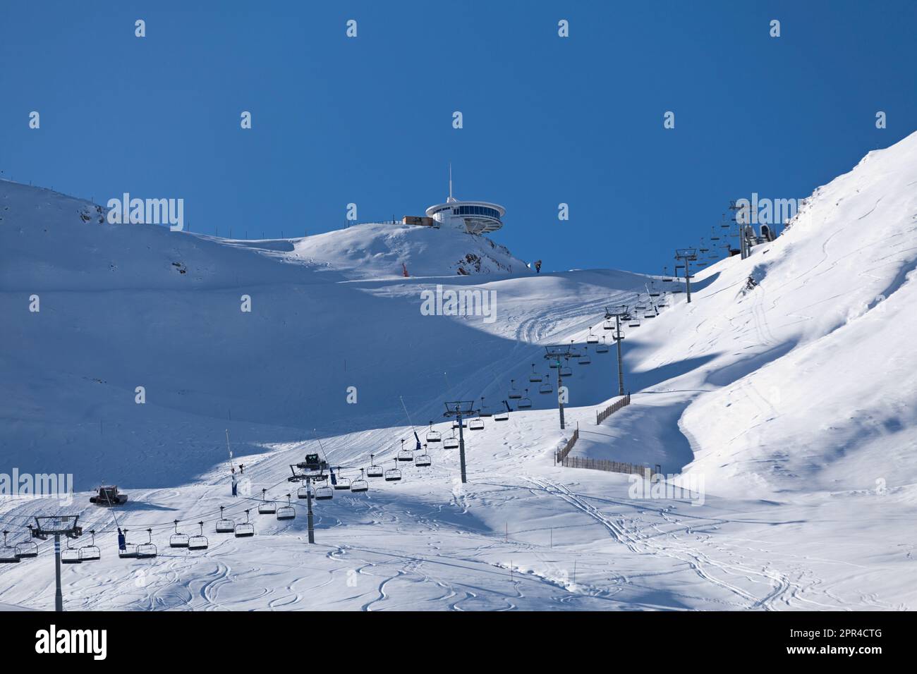 Der Skilift fährt von Pas de la Casa in Richtung der schneebedeckten Berge von Grandvalira. Stockfoto