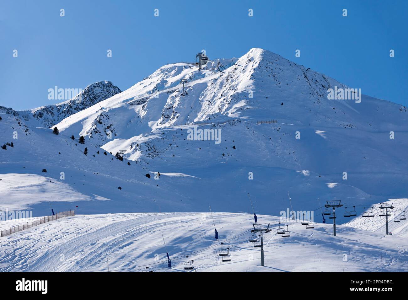 Skilifte in Richtung der schneebedeckten Berge von Grandvalira ab Pas de la Casa. Stockfoto