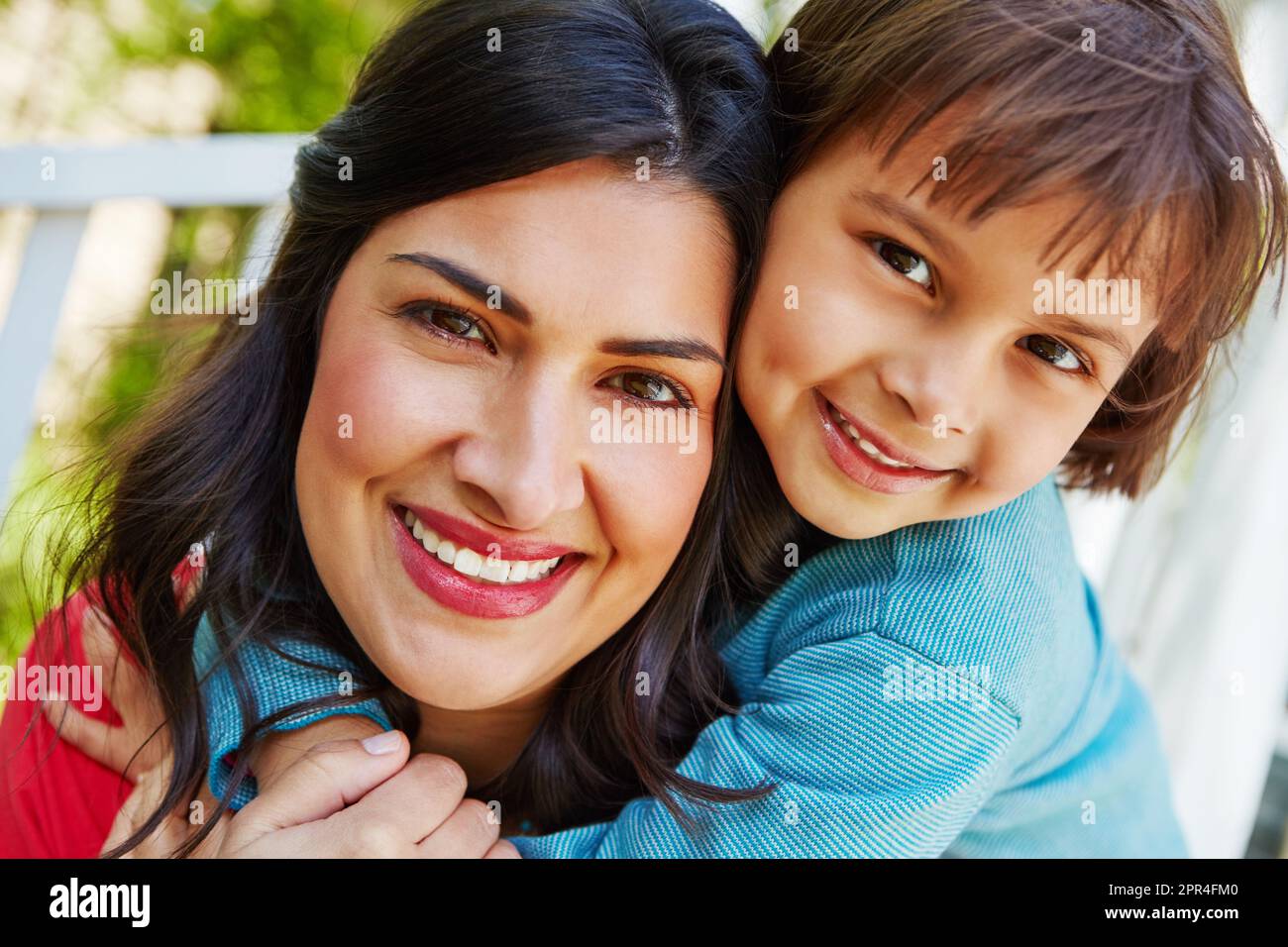 Nichts hält so lange durch wie eine Mütterliebe. Eine Mutter, die draußen von ihrer Tochter umarmt wird. Stockfoto