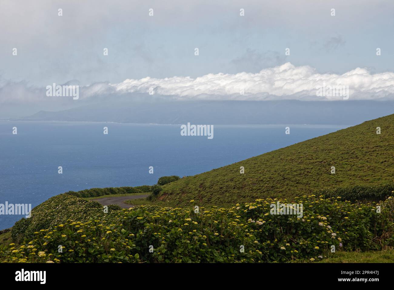 Die Insel Flores im Hintergrund, wie man sie von der Insel Corvo, den Azoren und Portugal aus sieht Stockfoto