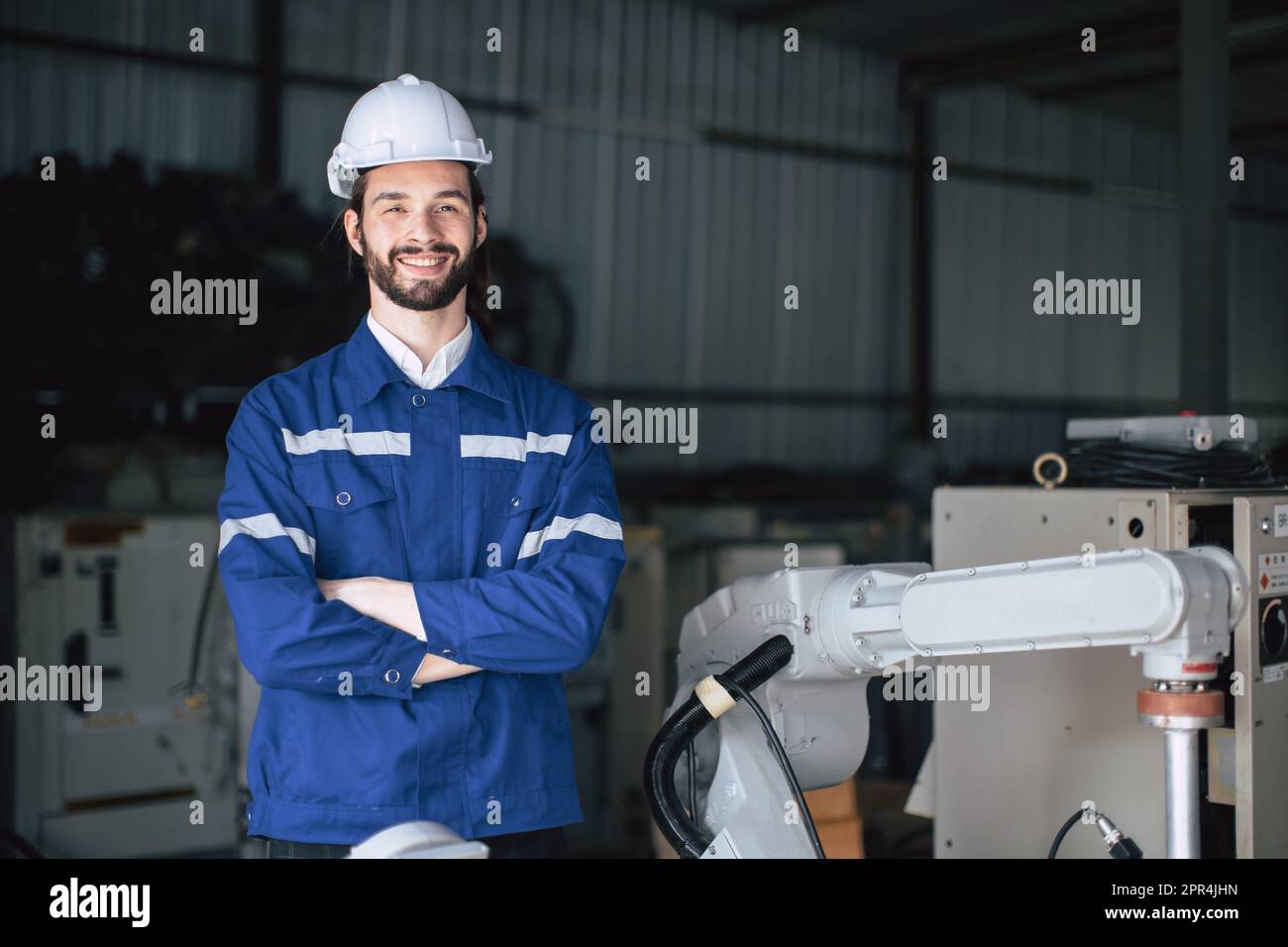 Porträt hispanischer, weißer Techniker, männlicher Mann, selbstbewusst, glückliches Lächeln Stockfoto