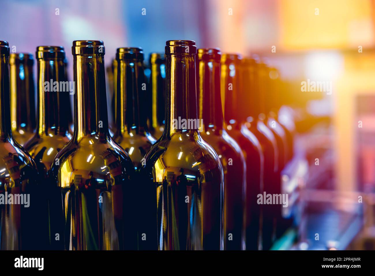 Weinflasche in der Getränkefabrik der Weinkellerei für Getränkeprodukte am Förderband. Stockfoto