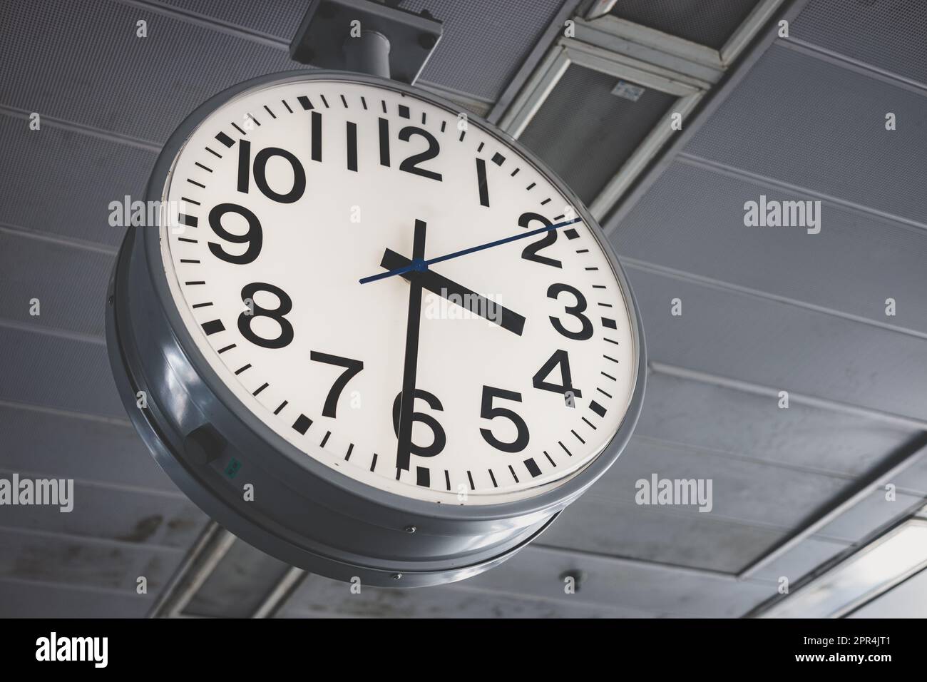 Klassische Bahnhofsuhr. Arbeitszeiten Bürozeit in städtischen Landschaften im Lebensstil der Menschen. Stockfoto