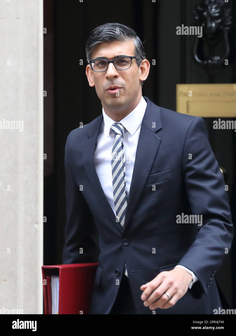 London, Großbritannien. 26. April 2023. Der britische Premierminister Rishi Sunak verlässt die Downing Street Nr. 10, um an den wöchentlichen PMQ-Fragen des Premierministers im Parlament teilzunehmen. Kredit: Uwe Deffner/Alamy Live News Stockfoto London, Großbritannien. 26. April 2023. Der britische Premierminister Rishi Sunak verlässt die Downing Street Nr. 10, um an den wöchentlichen PMQ-Fragen des Premierministers im Parlament teilzunehmen. Kredit: Uwe Deffner/Alamy Live News Stockfoto