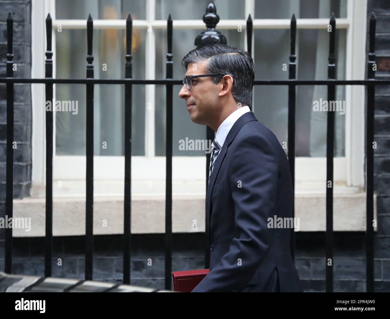 London, Großbritannien. 26. April 2023. Der britische Premierminister Rishi Sunak verlässt die Downing Street Nr. 10, um an den wöchentlichen PMQ-Fragen des Premierministers im Parlament teilzunehmen. Kredit: Uwe Deffner/Alamy Live News Stockfoto London, Großbritannien. 26. April 2023. Der britische Premierminister Rishi Sunak verlässt die Downing Street Nr. 10, um an den wöchentlichen PMQ-Fragen des Premierministers im Parlament teilzunehmen. Kredit: Uwe Deffner/Alamy Live News Stockfoto