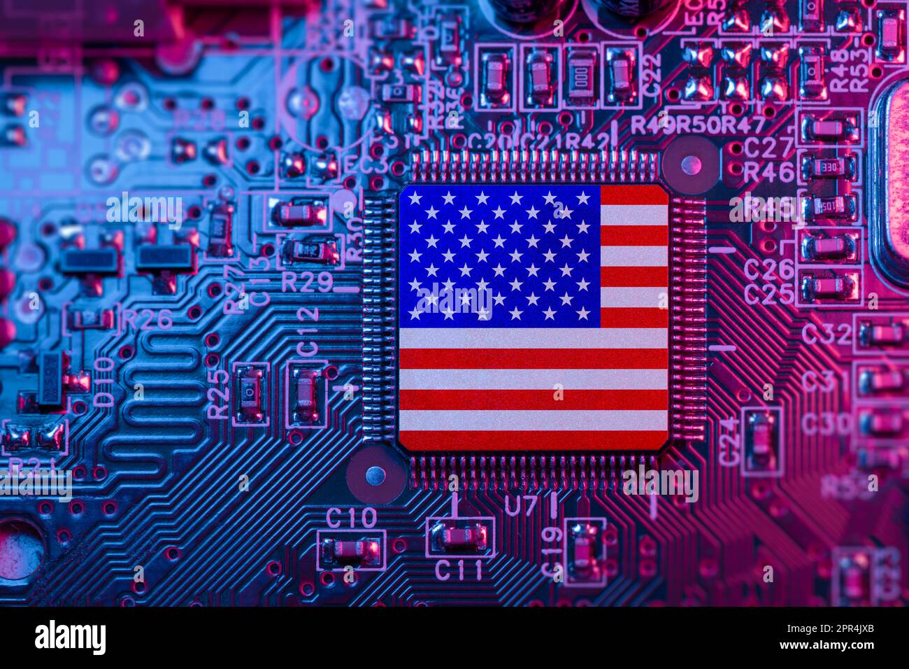 US-Flagge auf Computerchips für Chip war Concept. US-Chiphersteller weltweit. Microchip on Motherboard mit dem weltweit größten Chip-Hersteller und Anbieter in Amerika Stockfoto