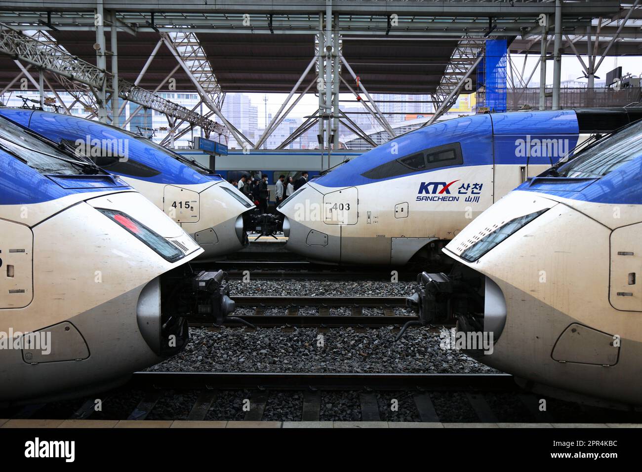 SEOUL, SÜDKOREA - 5. APRIL 2023: KTX Sancheon Hochgeschwindigkeitszüge am Bahnhof Seoul. Der Schnellzug Korail KTX Sancheon erreicht Geschwindigkeiten von bis zu 305 km/h. ICH Stockfoto