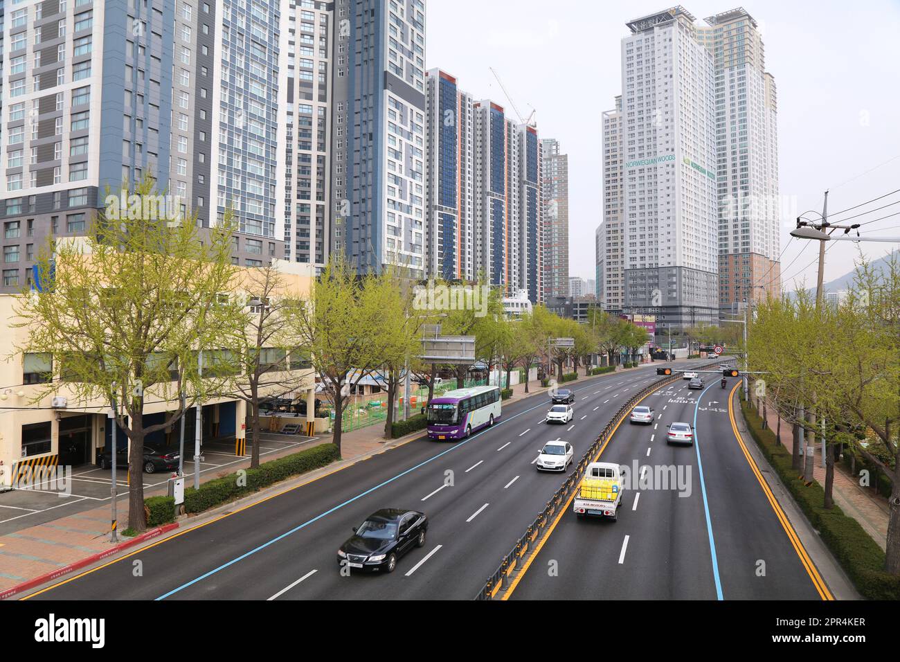 BUSAN, SÜDKOREA - 30. MÄRZ 2023: Straßenverkehr im Wohngebiet Dongnae-gu in Busan. Stockfoto