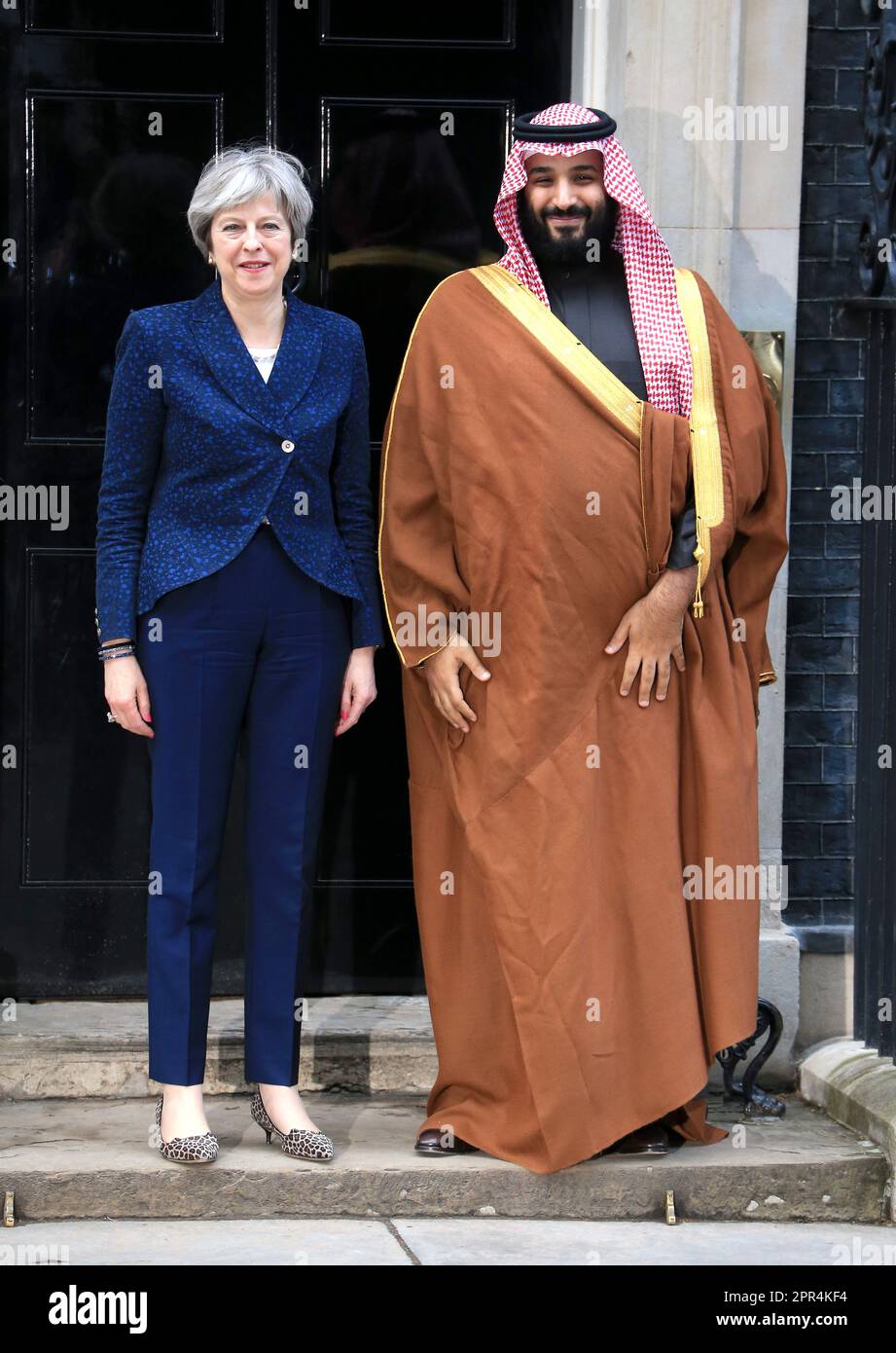 Die britische Premierministerin Theresa May begrüßt Saudi-Kronprinz Mohammed bin Salman in der Downing Street Nr. 10 in London. Stockfoto