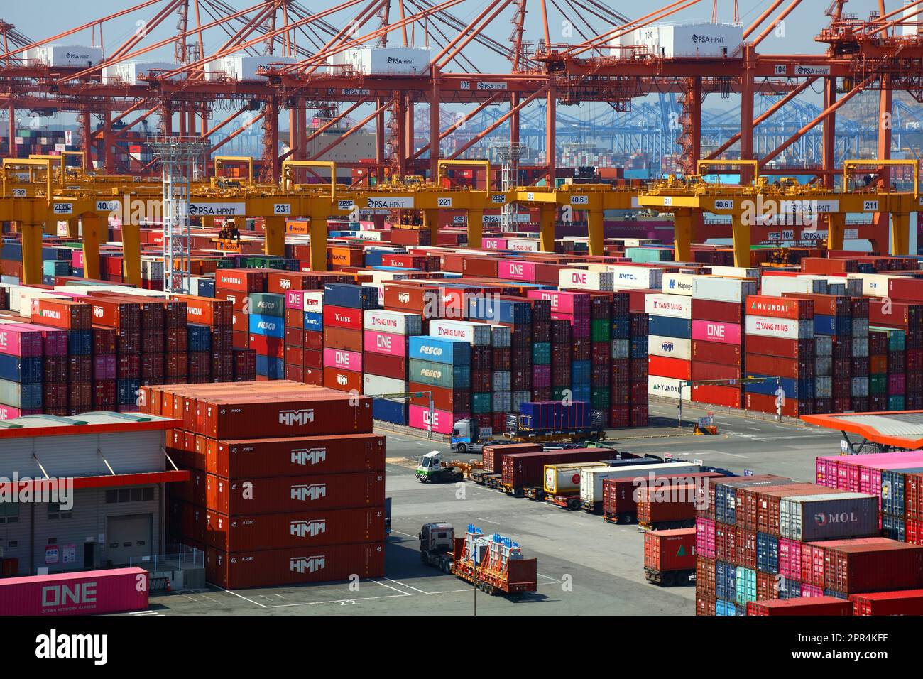 BUSAN, SÜDKOREA - 31. MÄRZ 2023: Busan New Port, auch bekannt als Pusan Newport International Terminal. Neues Containerterminal in Seongbuk-dong Stockfoto
