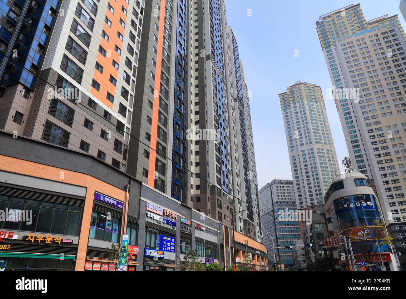 BUSAN, SÜDKOREA - 30. MÄRZ 2023: Wohnarchitektur mit hoher Dichte im Dongnae-gu-Bezirk in Busan. Stockfoto