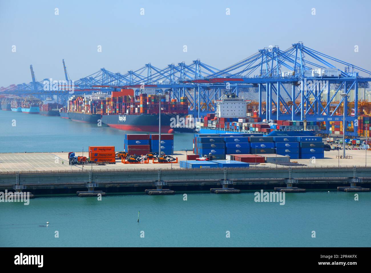 BUSAN, SÜDKOREA - 31. MÄRZ 2023: Busan New Port, auch bekannt als Pusan Newport International Terminal. Neues Containerterminal in Seongbuk-dong Stockfoto