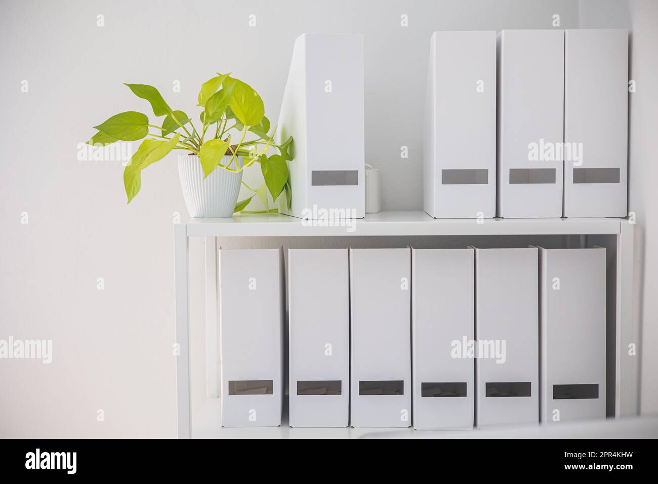 Innendekoration im Büro, eine Reihe von Papierkartons für die Verwaltung von Geschäftsdokumenten Stockfoto