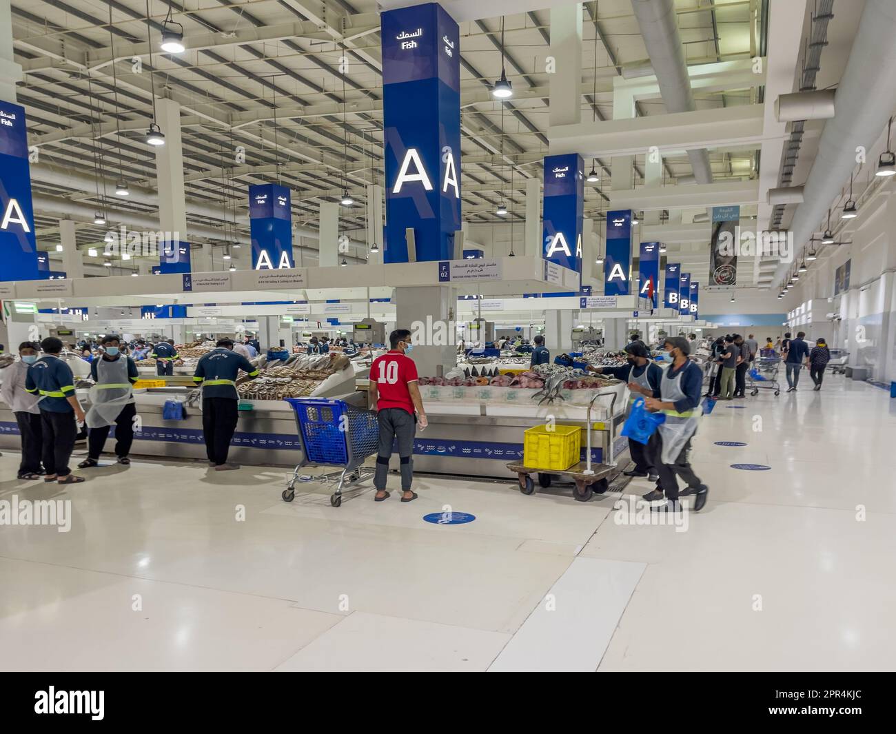Dubai, Vereinigte Arabische Emirate - 13. November 2021 : großer und sauberer Fischmarkt am Wasser in der deira-Gegend von Dubai. Stockfoto