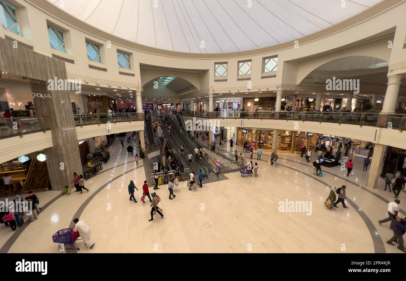 Dubai, Vereinigte Arabische Emirate - 12. Juni 2022 : Weitwinkelblick auf die Einkäufer, die in der Deira City Center Mall umherlaufen und einkaufen. Stockfoto