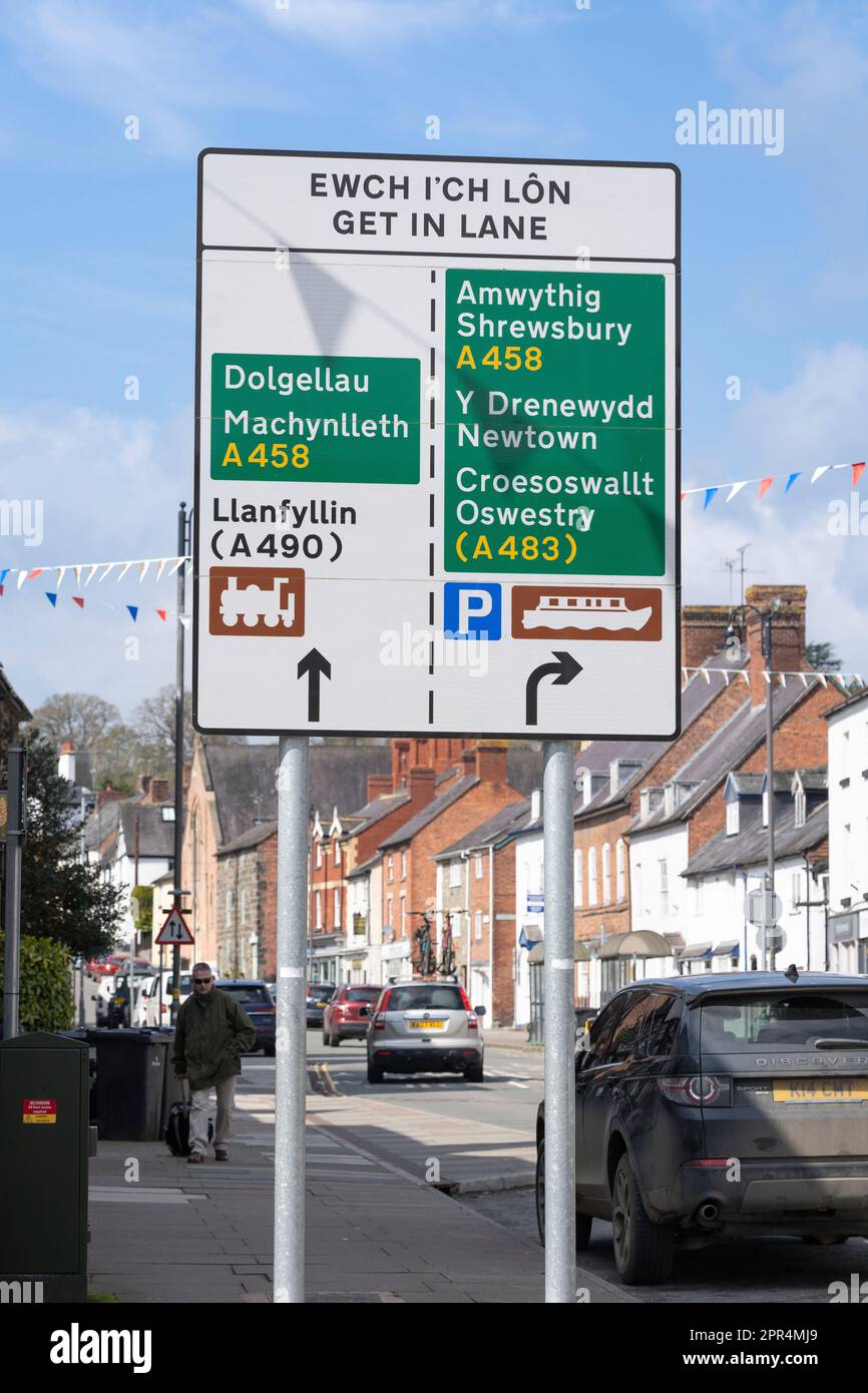 Zweisprachiges Verkehrsschild in englischer und walisischer Sprache mit Wegbeschreibungen und Sehenswürdigkeiten rund um Welshpool, eine Marktstadt in Powys, Wales Stockfoto