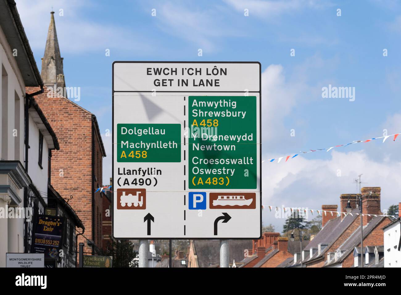 Zweisprachiges Verkehrsschild in englischer und walisischer Sprache mit Wegbeschreibungen und Sehenswürdigkeiten rund um Welshpool, eine Marktstadt in Powys, Wales Stockfoto