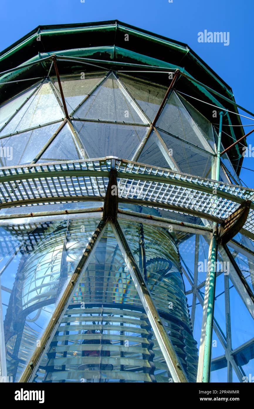 Optisches System und Lampenhaus eines Leuchtturms am Beispiel von Hammeren Fyr auf der Landzunge Hammeren an der Nordspitze der Insel Bornholm, Dänemark. Stockfoto