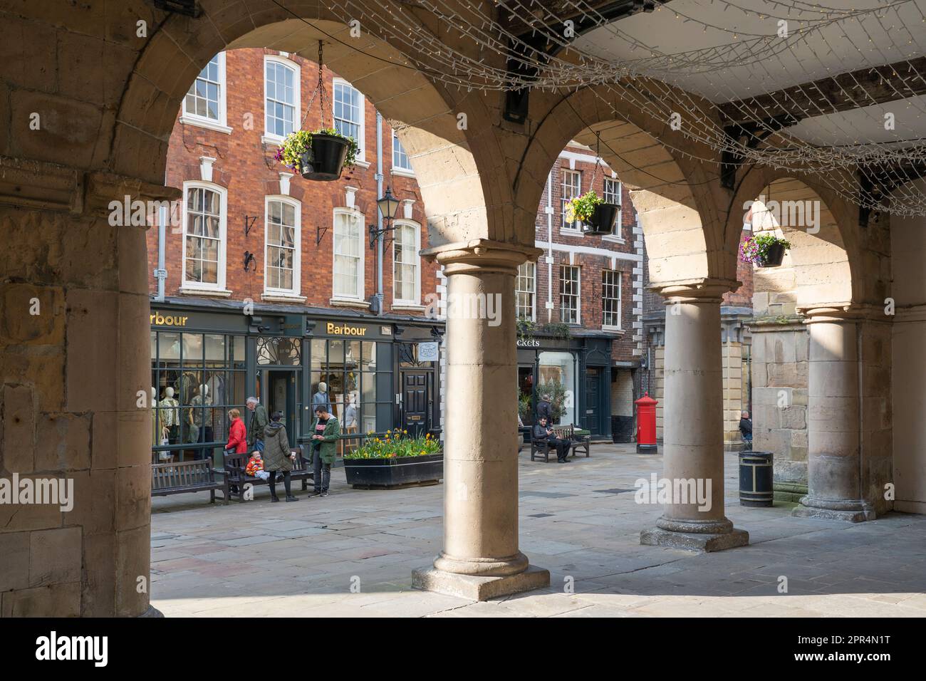 Der Blick vom Inneren des historischen Wahrzeichens der OMH (Alten Markthalle) auf den Platz im Stadtzentrum von Shrewsbury. Shropshire, Großbritannien Stockfoto