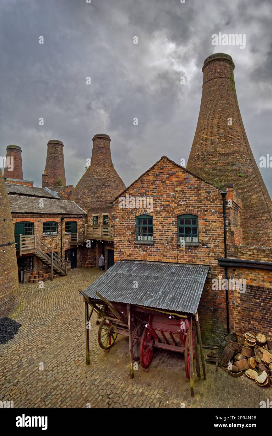 Das Gladstone Pottery Museum mit seinen Flaschenöfen in Longton, Stoke-on-Trent in Staffordshire, England. Stockfoto