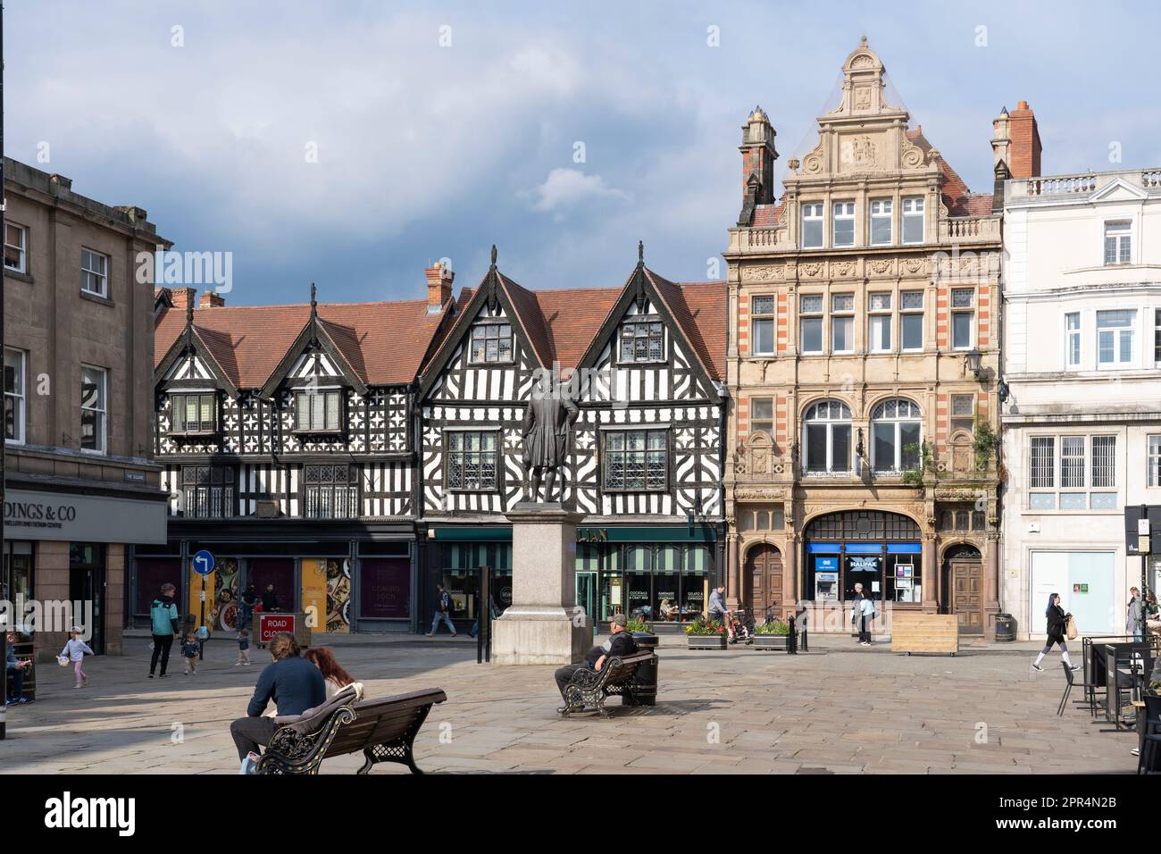 The Square in Shrewsbury, mit der Bronzestatue Robert Clive und denkmalgeschützten Gebäuden mit Stein- und Holzrahmen in der angrenzenden High Street. England, Großbritannien Stockfoto