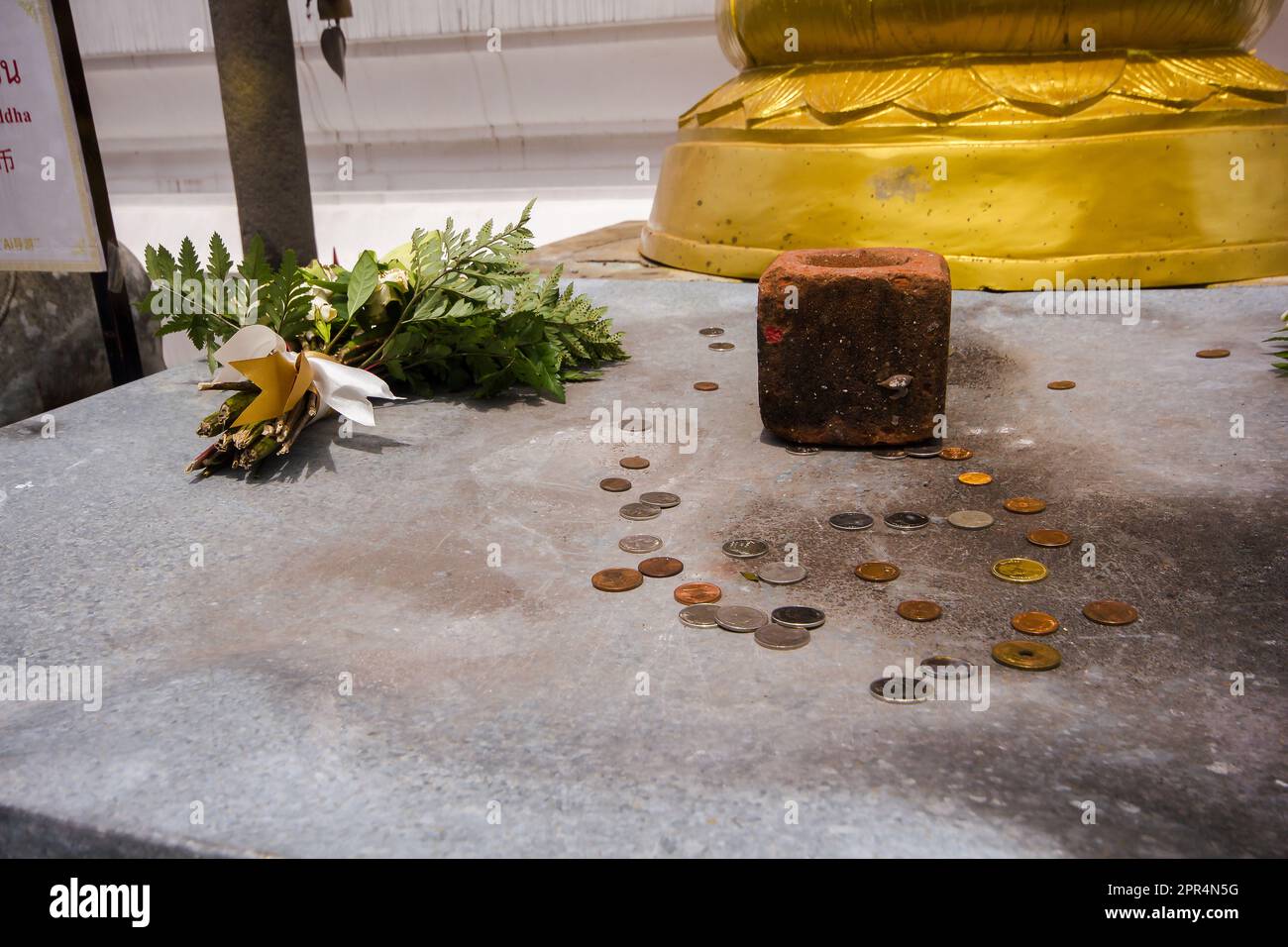 In thailändischen Tempeln wurden Münzen auf den Boden gelegt. Stockfoto