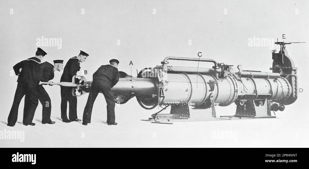 Vor dem Start einen Torpedo in die Röhre legen. A: Torpedo, B: Antriebsschraube, C: Rohr, D: Überstand, E: Ventil. Das frühe 20. Jahrhundert wird als Zeitalter der Mechanisierung bezeichnet. Dies war eine Zeit, in der der Mensch den Fortschritt der industriellen Revolution weiterentwickelte und lernte, die Kräfte der Natur an seine eigenen Bedürfnisse anzupassen. Dieses Foto stammt aus dem frühen 20. Jahrhundert, und sicherlich nicht später als 1925. Stockfoto