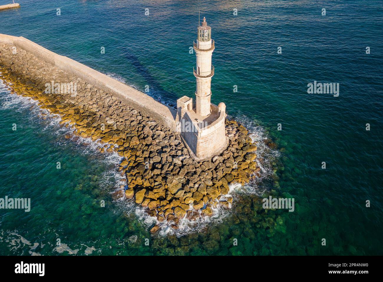 Luftaufnahme eines Leuchtturms und des alten venezianischen Hafens in der griechischen Stadt Chania auf der Insel Kreta Stockfoto