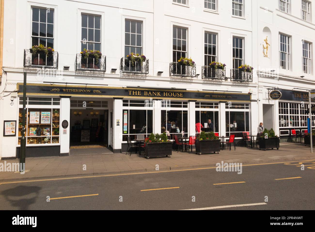 Außenfassade des Bank House - ein JD Wetherspoon Pub Public House, 15-21 Clarence St, Cheltenham GL50 3JL. UK. (134) Stockfoto