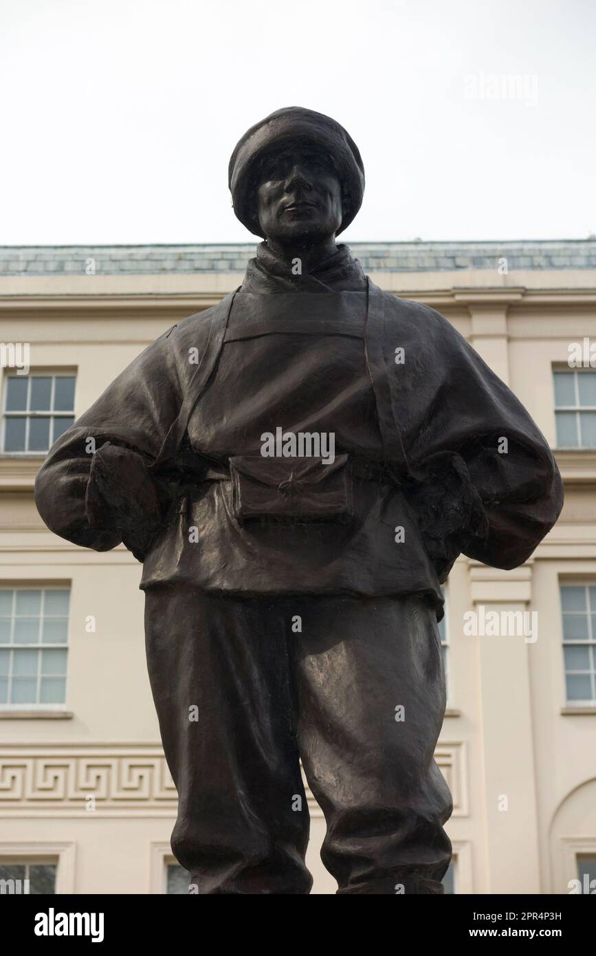 Statuenskulptur des Doktors / Dr. Edward Adrian Wilson von Kathleen Scott, der zusammen mit Captain Scott bei der Terra Nova Expedition zum Südpol umkam. Promenade, Cheltenham Spa, Gloucestershire. UK. (134) Stockfoto