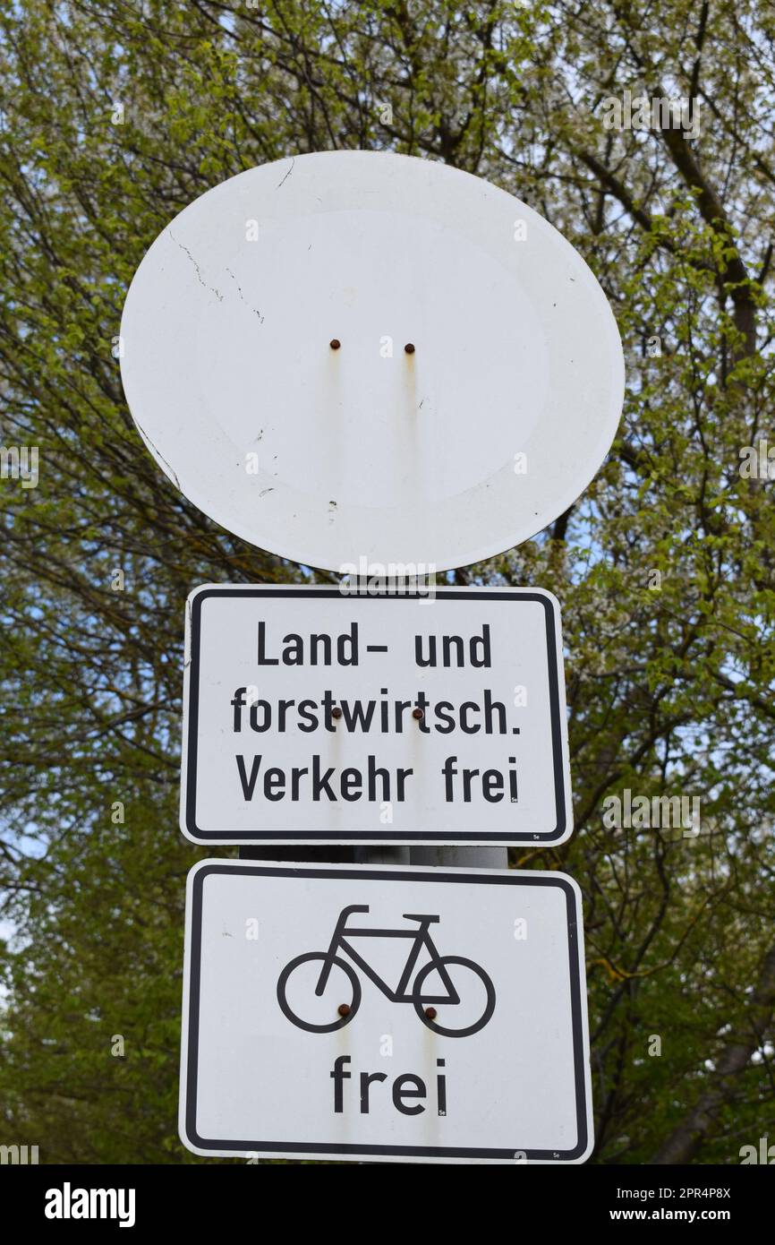 Verwittertes Verkehrsschild ohne Farbe Stockfoto