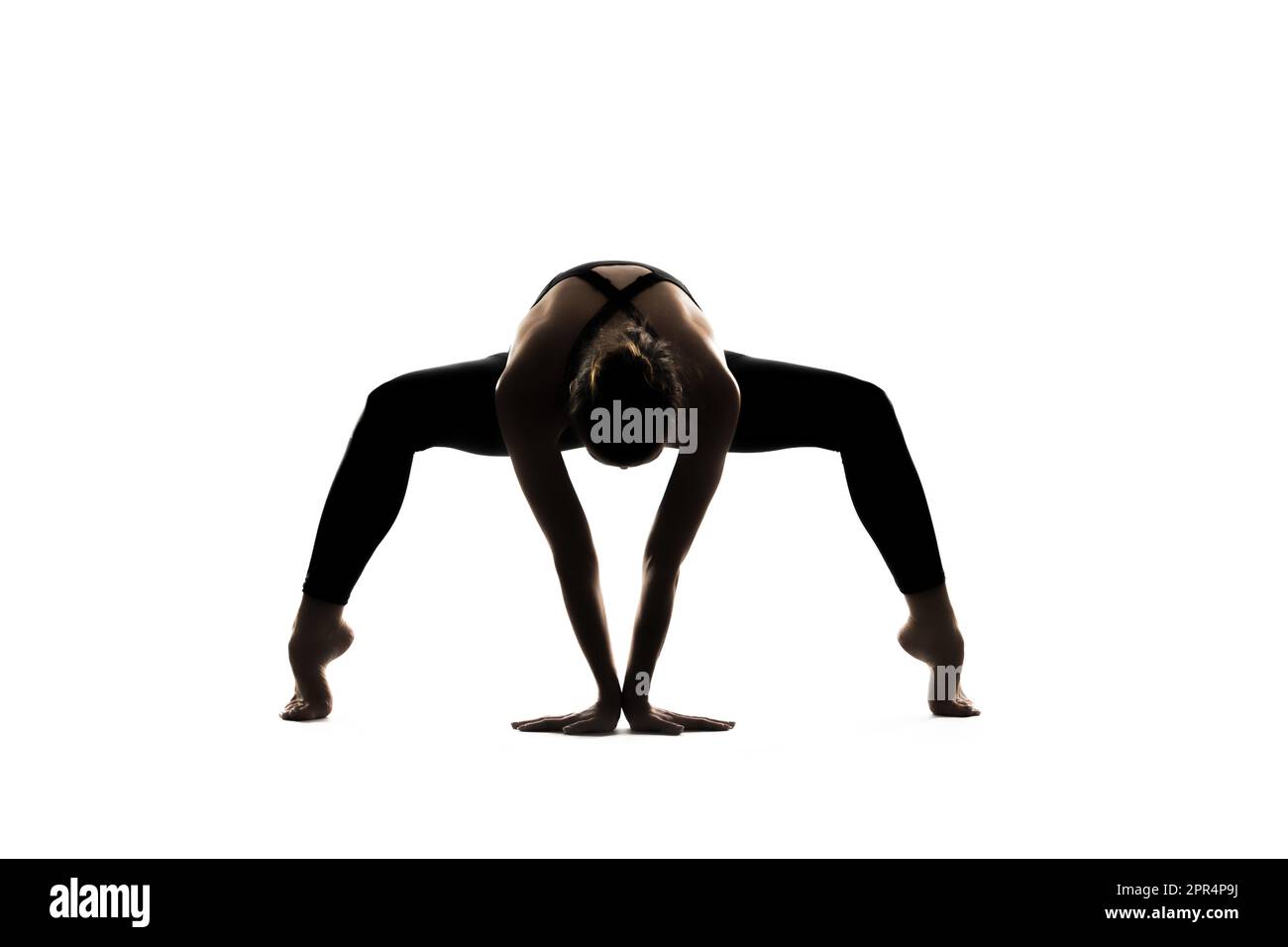 Eine Frau in Yoga-Pose macht eine Yoga-Asana-Pose auf weißem Hintergrund Stockfoto