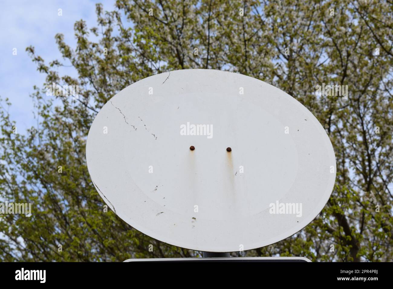 Verwittertes Verkehrsschild ohne Farbe Stockfoto