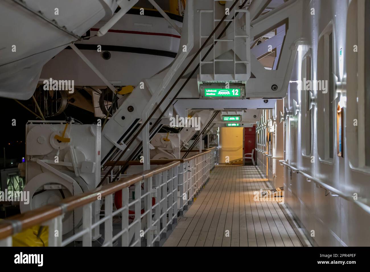 Promenadendeck am Abend auf Fred Olsens Kreuzfahrtschiff Barboral, das in Kiel, Norddeutschland, festgemacht ist. Stockfoto