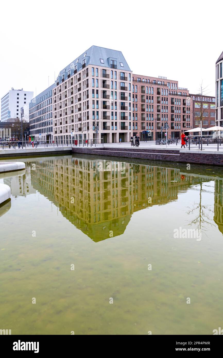 Das Adagio Access Hotel Gebäude spiegelt sich in der Wasserstraße, Kiel, Norddeutschland, wider. Stockfoto