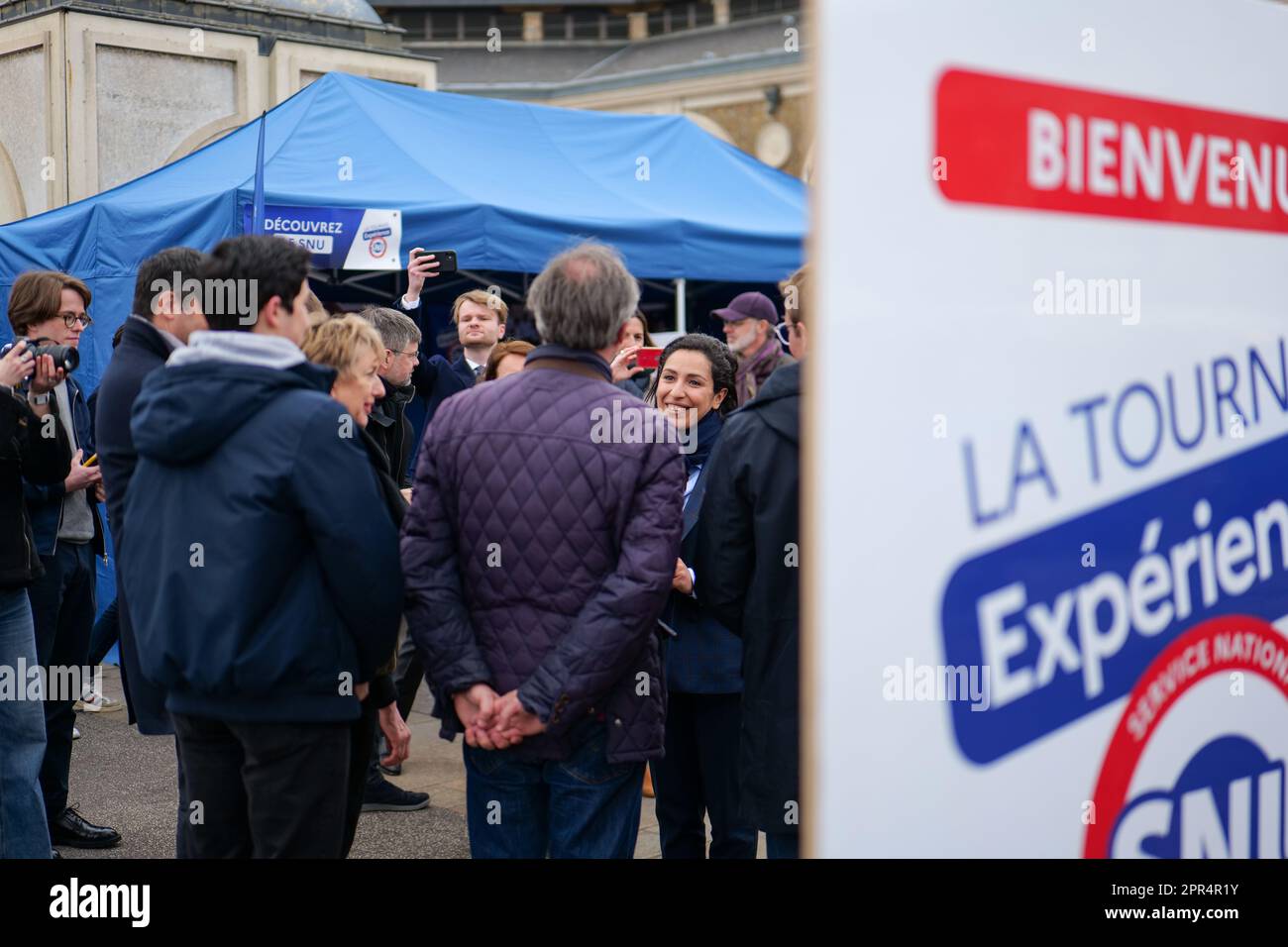 Versailles, Frankreich, 26/04/2023. Linke Demonstranten in Versailles während der Ankunft der französischen Ministerin Sarah El-Haie. Sie demonstrieren mit Töpfen und Pfannen gegen die Rentenreform und die SNU. Pierre Galan/Alamy Live News Stockfoto