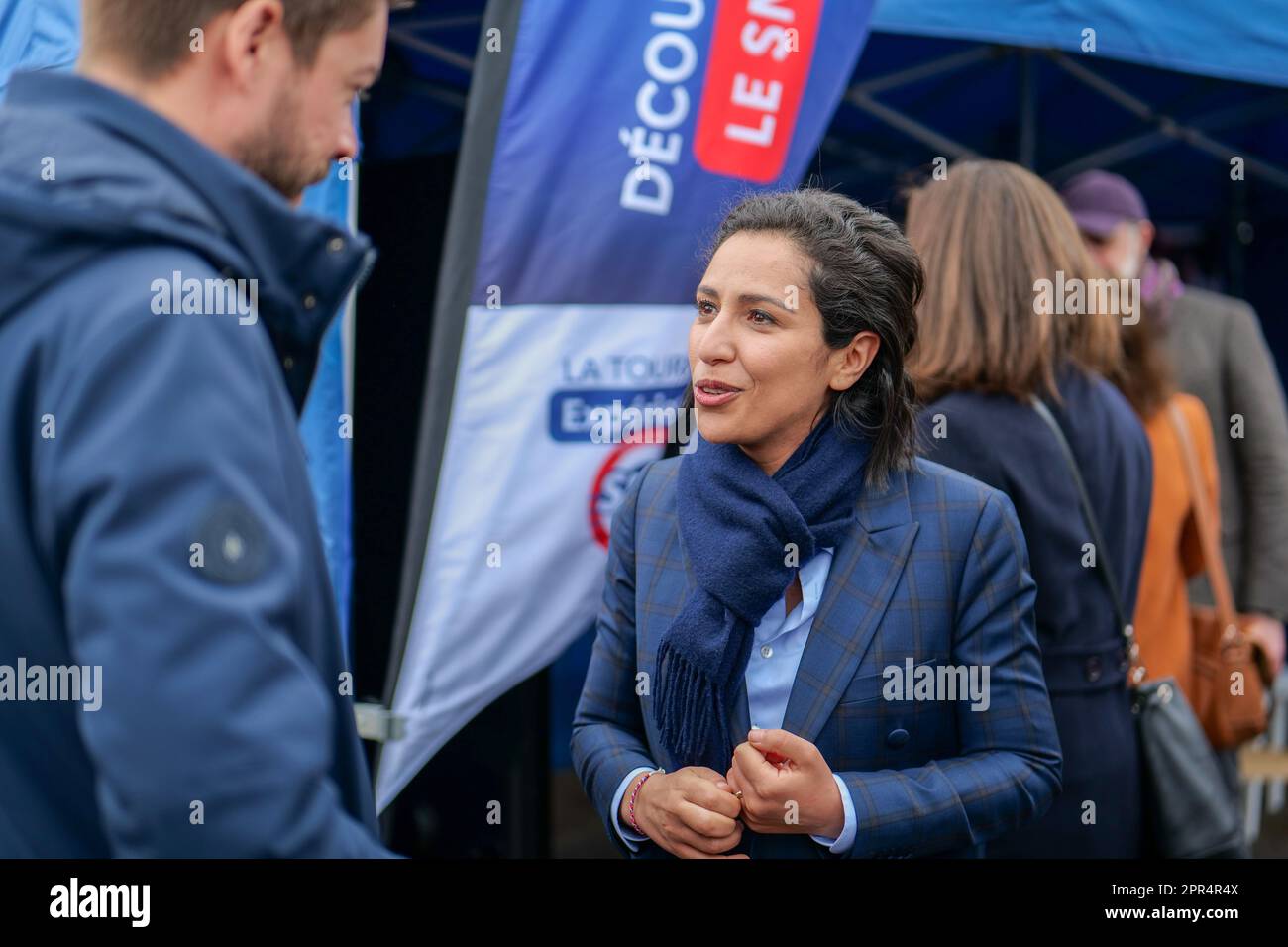 Versailles, Frankreich, 26/04/2023. Linke Demonstranten in Versailles während der Ankunft der französischen Ministerin Sarah El-Haie. Sie demonstrieren mit Töpfen und Pfannen gegen die Rentenreform und die SNU. Pierre Galan/Alamy Live News Stockfoto