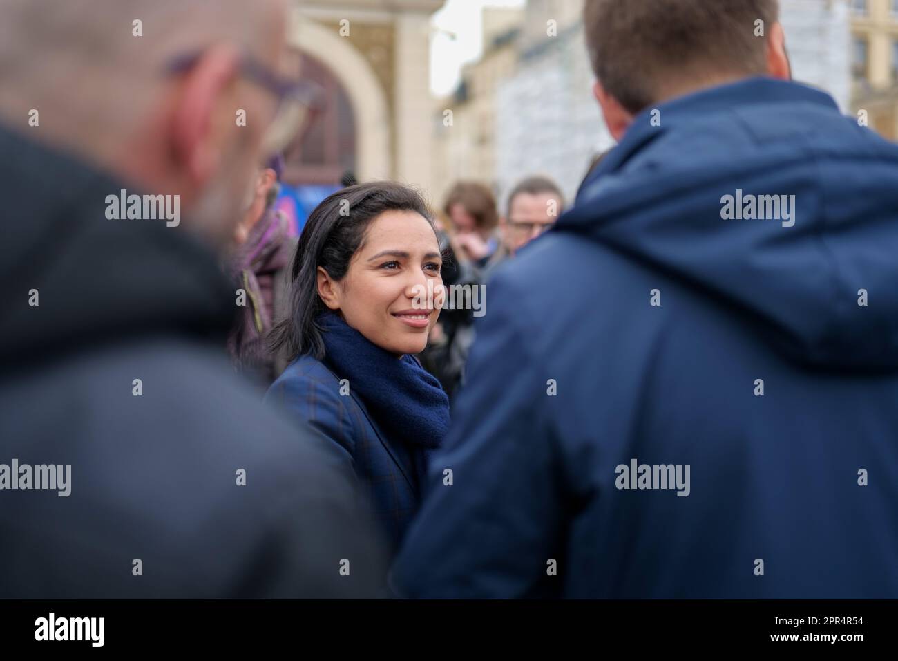 Versailles, Frankreich, 26/04/2023. Linke Demonstranten in Versailles während der Ankunft der französischen Ministerin Sarah El-Haie. Sie demonstrieren mit Töpfen und Pfannen gegen die Rentenreform und die SNU. Pierre Galan/Alamy Live News Stockfoto